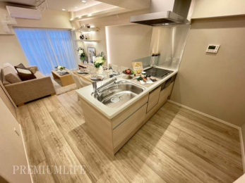 　キッチンスペースには食器棚や冷蔵庫を置くスペースも確保されております。