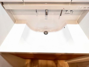 　シャワー水栓付の洗面化粧台に新規交換済み。毎日の身支度をより快適に。