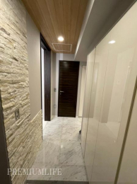 　高級感のあるタイル張りの廊下が、気品漂う室内を演出。