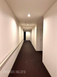 　内廊下のマンションは、建物の外部からの目が届かないため、 どの部屋に出入りしているかを見られることがありません。 また、廊下から外部の人間が侵入する心配がないという防犯上のメリットもあります。