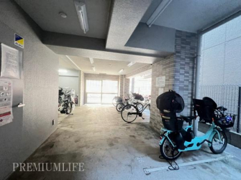　屋内駐輪場なので、自転車が風雨にさらされず、防犯面でも安心です。（空状況は要確認）