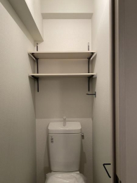 　(2021年4月撮影)可動棚には、トイレットペーパーやトイレ用品などが置けて便利。