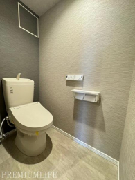 　白を基調としたシンプルなトイレ。