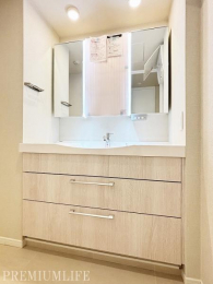 @@\EfUCɗDꂽʉϑŁAKɖ̐gxxB 