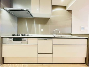 �@�����X�y�[�X�̊m�ۂ��ꂽ�L�b�`��