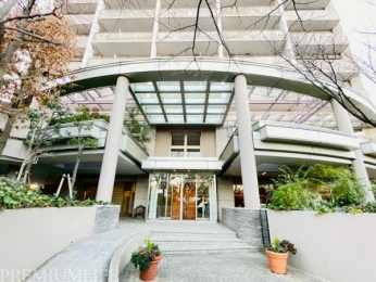 �@�΂̉f����L���G���g�����X�ł��o�}��