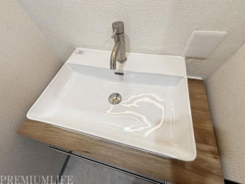 �@�f�U�C���ɂ�����������ʃ{�E���ŁA�z�e�����C�N�ȕ��͋C�ɁB