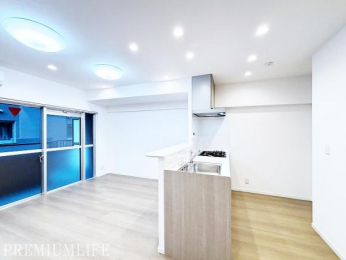 �@���r���O�����n����Ζʎ��L�b�`���ŁA�Ƒ��Ƃ̉�b�����R�ƒe�݂܂��B