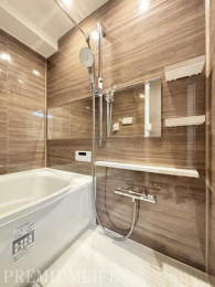 �@�傫�ȋ����ݒu���ꂽ�����������X�y�[�X�Ŗ����̋�Ԃ�