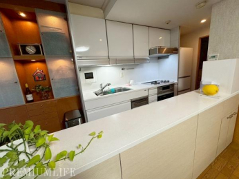 @[Xy[XLxɂLb`Xy[XŁAKɒłłB