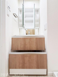 �@���̗������[�I�ɂȂ��Ă���A���ϕi�Ȃǂ��X�b�L�����[�B