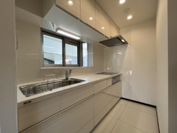 �@�����X�y�[�X�̊m�ۂ��ꂽ�L�b�`��