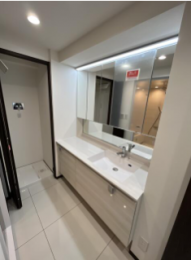 �@�傫�߂̐��ʑ�Œ��̎x�x���X���[�Y��