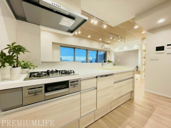 �@�����D���Ɋ�����3���R�����t���L�b�`��