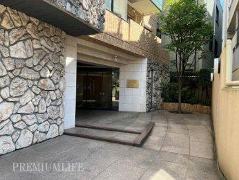 �@�d�����̂����Y��ɊǗ����ꂽ�G���g�����X�����o�}���B