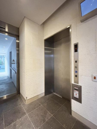 �@�G���x�[�^�[�t���Ŋy�X�ړ�