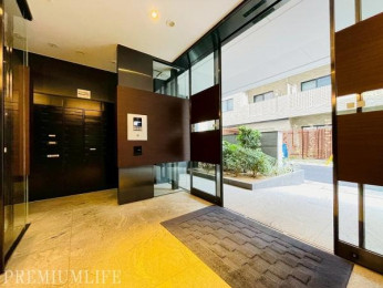 �@�G���g�����X�ɂ̓I�[�g���b�N���ݒu����Ă���A�K��Z�[���X�⊩�U�ȂǁA��������K��҂��V���b�g�A�E�g�B