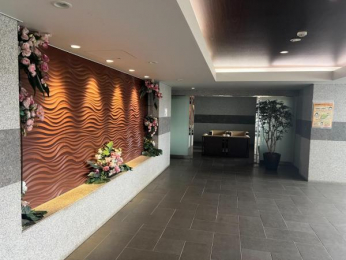 �@���邭�J���I�ȃG���g�����X�z�[���ŗ��q�ɂ��D���