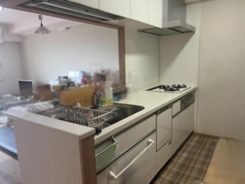 �@�Ζʎ��L�b�`���ŉƑ��Ɖ�b���y���݂Ȃ��痿��