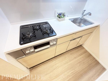 �@�����D���Ɋ�����3���R�����t���L�b�`��