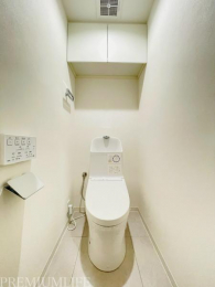 �@�������̂���g�C���㕔�ɂ͎��[�X�y�[�X������