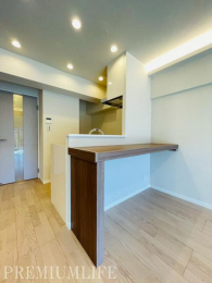 �@�Ζʎ��L�b�`���ŉƑ��Ɖ�b���y���݂Ȃ��痿��