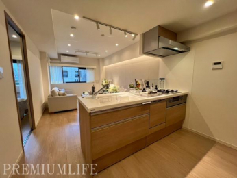 �@�I�[�v���L�b�`���̗p�Ń��r���O�_�C�j���O�ƈ�̊��̂���J���I�ȋ��