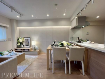 �@�Ƒ��̉�b�����R�ƒe�ށA���邭�J�������ӂ��_�C�j���O�X�y�[�X