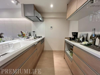 �@���[�L�x�Ŗ��邭�A�Ǝ������ɂ��z�����ꂽ�g������̗ǂ��J�b�v�{�[�h�����̃L�b�`��