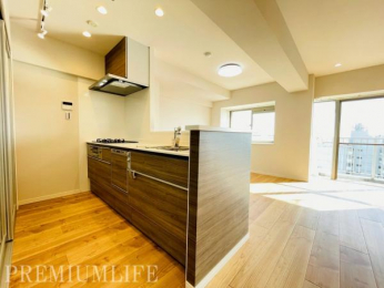 �@�Ζʎ��L�b�`���ŉƑ��Ɖ�b���y���݂Ȃ��痿��