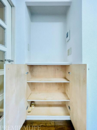 �@�R���p�N�g�Ȏ��[�X�y�[�X����㕔�ɂ̓C���e���A������܂��B