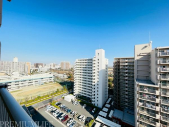 �@�J���I�Ȓ��]�ŋߏ��̊w�Z�̃O���E���h�Ŏq�ǂ������̌��C�Ȏp�������܂��B