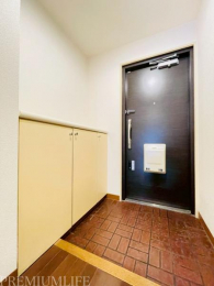 �@���g���ȕ��͋C�̂��錺�փV���[�Y�{�b�N�X�̏�ɃC���e���A���u���܂��B