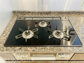 �@�����D���Ɋ�����3���R�����t���L�b�`��