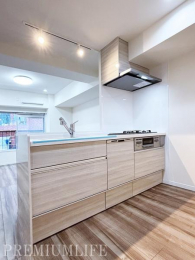 �@�Ζʎ��L�b�`���ŉƑ��Ɖ�b���y���݂Ȃ��痿��