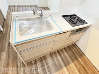 �@�����D���Ɋ�����3���R�����t���L�b�`��