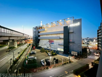 �@�ڂ̑O�ɂ̓��E���h�����������鎺������̒��]