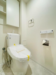 �@�������̂���g�C���㕔�ɂ͎��[�X�y�[�X������