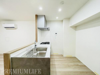 �@��l����ł���Ƃ肠��L�����m�ۂ����A���K�ȃL�b�`���X�y�[�X