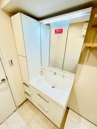 �@�傫��3�ʋ��̐��ʑ䉡�ɂ͎��[�I��ݒu