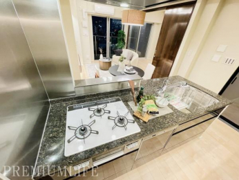 �@�����D���Ɋ�����3���R�����t���L�b�`��