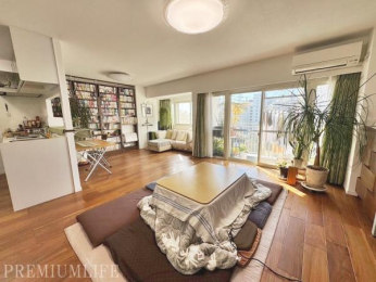 �@��17.8���̃��r���O�_�C�j���O�L�b�`���B�쐼���̃o���R�j�[�Ɛڂ��Ă��ĉƑ��c������薾�邭���o���܂��B