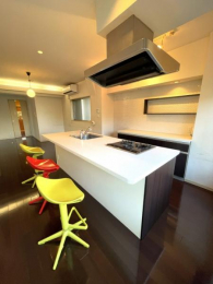 �@���X�̂悤�ȕ��͋C�̂���L�b�`�������X�y�[�X���L�����������₷��