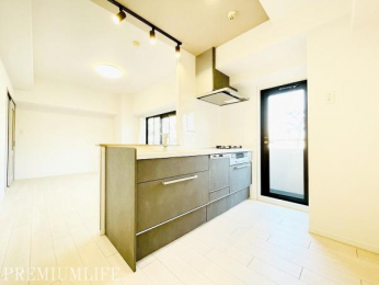 �@�o���R�j�[�ɖʂ����A�򐅊�E�H��@�t���̃V�X�e���L�b�`����V�݁B