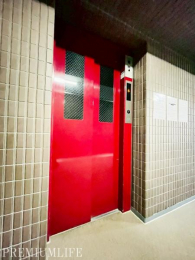 �@�G���x�[�^�[������A�d���ו���ړ������K�ɍs���܂��B