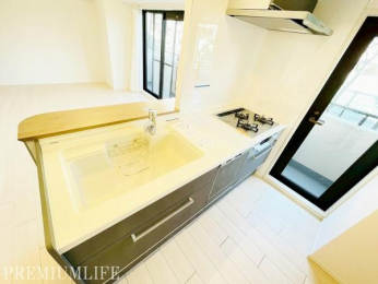 �@3���R�����ƃV���N���g���₷���z�u����A�����̗������X���[�Y�B