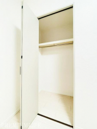 �@�N���[�[�b�g������A�ߗނ���p�i������������[