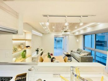 �@�Ζʎ��L�b�`���ŋ�Ԃ��J�����L�����r���O