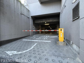 �@�o�[�Q�[�g�t���̋@�B�����ԏ�ŁA�Z�L�����e�B�ʂɂ��z��