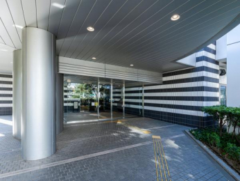 �@�z�e���̂悤�ȍL���G���g�����X